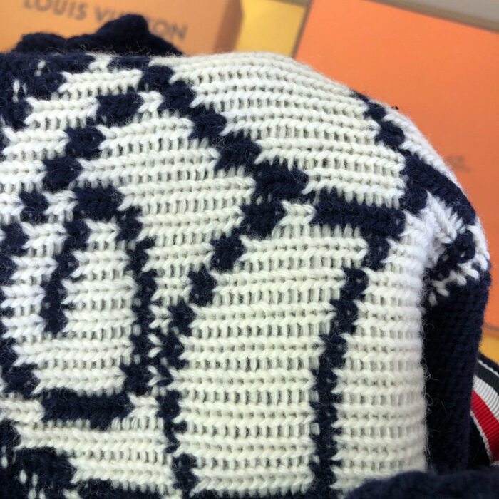 Accessori di lusso in maglia Louis Vuitton, contrasto navy e crema, design elegante e raffinato.
