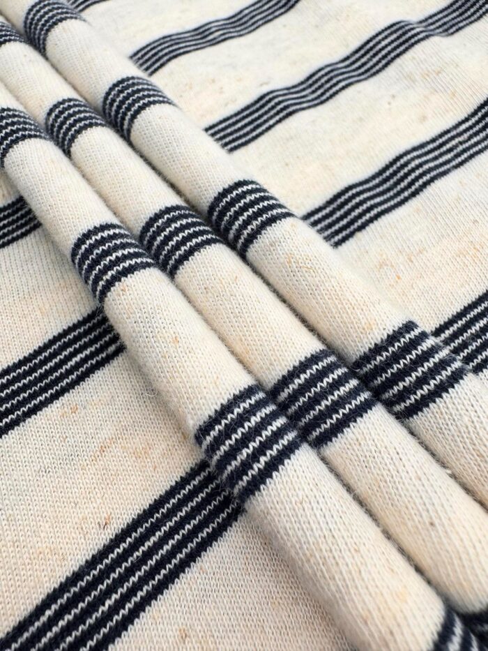 Tessuto a righe beige e navy, naturale, morbido, ideale per arredamento e moda.