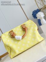 Borsa gialla di lusso in tessuto con logo e dettagli eleganti, decorata con sculturaArtistica sullo sfondo.