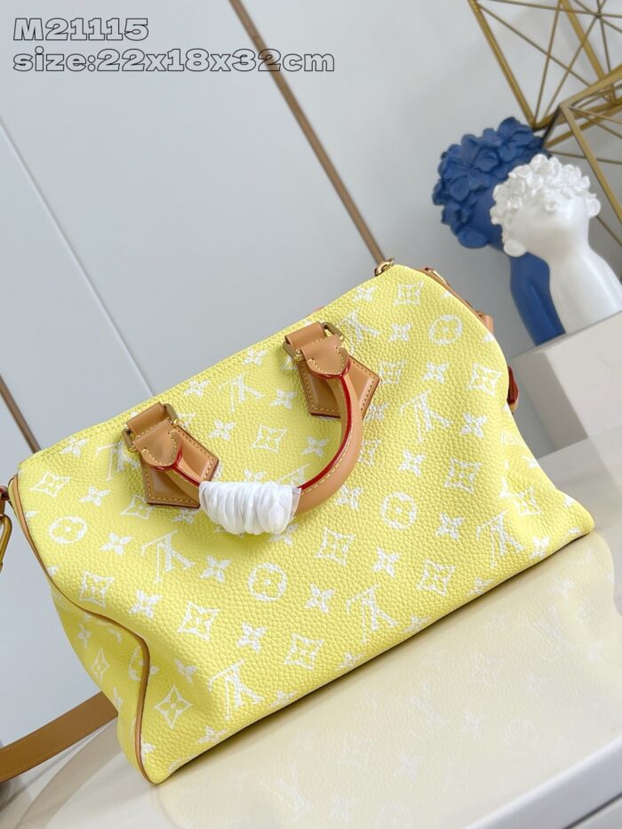 Borsa gialla di lusso in tessuto con logo e dettagli eleganti, decorata con sculturaArtistica sullo sfondo.