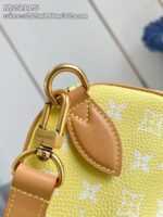 Borsa di lusso gialla con logo monogramma, dettagli oro e tracolla elegante in pelle.