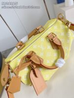 Borsa Louis Vuitton gialla in tessuto con monogramma e dettagli in pelle tono su tono.