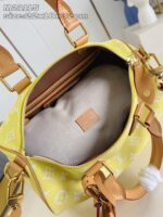 Borsa gialla di lusso con interno spazioso e dettagli eleganti in pelle e tessuto raffinato.