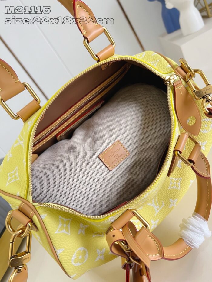 Borsa gialla di lusso con interno spazioso e dettagli eleganti in pelle e tessuto raffinato.