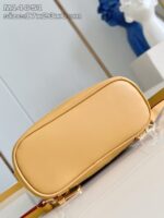 Borsa gialla minimalista con dettagli eleganti, sfondo artistico astratto, stile moderno e ricercato.