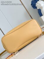 Bauletto in vera pelle crema, design elegante e versatile, ideale per ogni occasione.