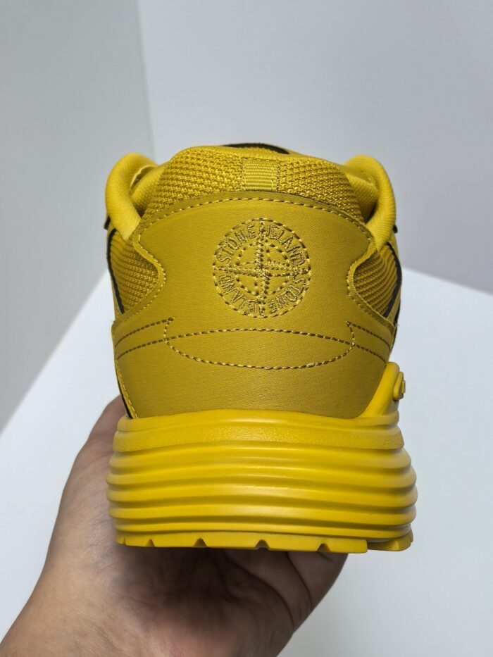 Sneaker gialla con logo embossato, suola confortevole e design elegante e moderno.