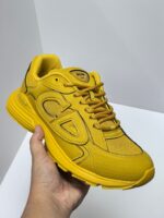 Sneaker gialla moderna, leggera, confortevole e elegante per stile e performance sportive.