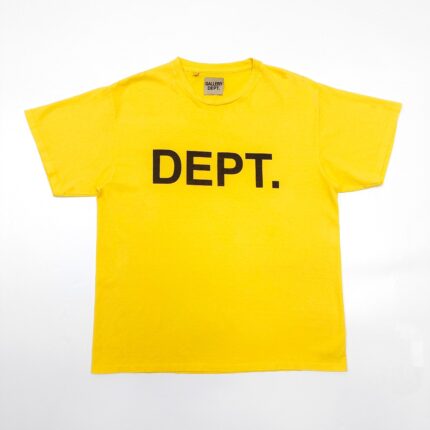 T-shirt gialla casual con logo nero DEPT., stile moderno e comfort estivo.