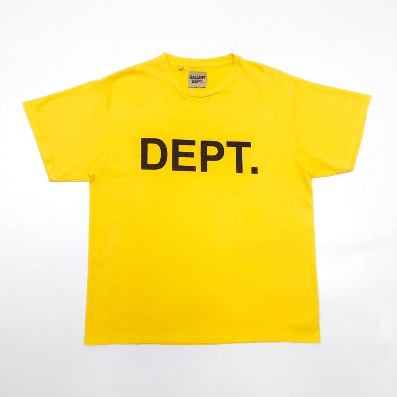 T-shirt gialla casual con logo nero DEPT., stile moderno e comfort estivo.