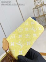 Portafoglio giallo in pelle con logo iconico e chiusura con zip elegante.