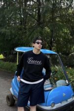 Giovane alla moda con veicolo elettrico in un paesaggio naturale e soleggiato