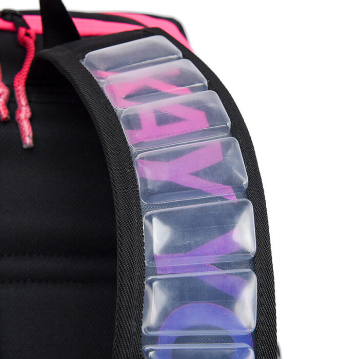 Zaino moderno con strap personalizzabile, tasche trasparenti e scritta PLAY colorata.
