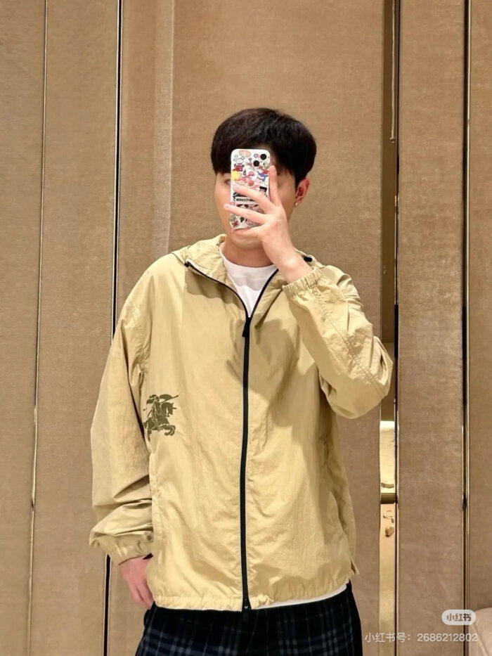 Selfie di un giovane con giacca beige e stile checkered casuale.