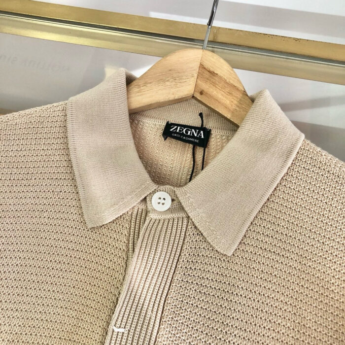Maglietta polo Zegna beige in tessuto texturizzato, elegante e versatile.